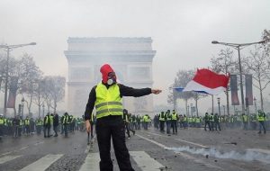 VIDEO – Objavljen snimak žestokog okršaja žutih prsluka i policije u Parizu