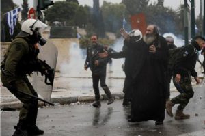 VIDEO – Atina: U sukobu policije i demonstranata povrijeđeno 25 policajaca