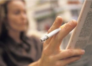 Muka za pušače: Kako ukloniti miris cigareta iz stana