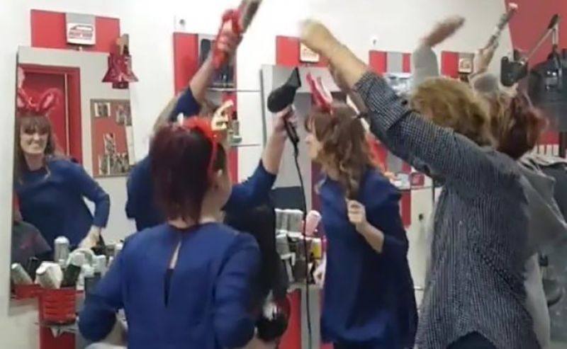 VIDEO – Otkačene frizerke: Kada se zapjevalo “Vodi me na Pale preko Ledina” obično feniranje postalo je hit na internetu