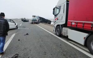 VIDEO – Kamion udario u auto-voz, automobili razbacani po auto-putu
