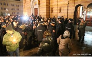Suzana Radanović i večeras zapalila svijeću za sina Davida, policija upozoravala građane da ne smije biti okupljanja