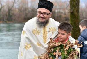 Osmogodišnji dječak prvi doplivao do Časnog krsta u Neretvi