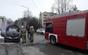 Automobil se zapalio u vožnji, brzom reakcijom vatrogasaca požar ugašen