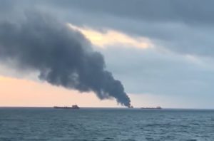 VIDEO – Dva broda gore u Kerčkom moreuzu poslije eksplozije