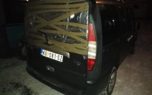 Sarajevo: Zbog srpskih tablica razbijena stakla na autu benda iz Kragujevca