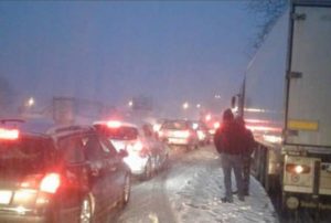 Snijeg izazvao saobraćajni kolaps na putu Banjaluka – Prijedor
