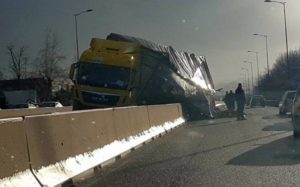 Prevrnuo se šleper na putu Banjaluka – Laktaši