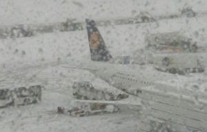 Snažno nevrijeme! Više od 2.000 letova otkazano je zbog obilnih sniježnih padavina