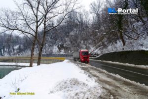 Vjetar i snježni smetovi otežavaju saobraćaj