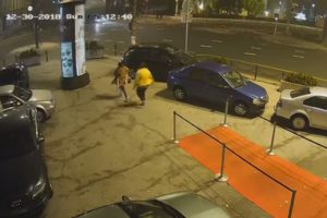 VIDEO – Muškarac tukao djevojku ispred kluba u Sarajevu, pa “popio” batine od MMA borca
