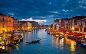 Dobila “paprenu” kaznu: Golišava turistkinja protjerana iz Venecije