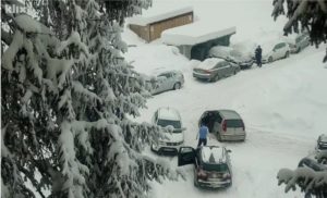 Vozila na Vlašiću zaglavila u snijegu, a policija ih jutros kaznila za nepropisno parkiranje