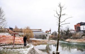 Izgradnja novog “Zelenog” mosta: Uskoro montaža i petog nosača između riječnog i desnog obalnog stuba