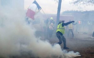 Francuska – U sukobu policije i “žutih prsluka” mladić ostao bez ruke