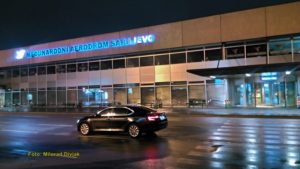 Aerodrom Sarajevo ne planira mijenjati radno vrijeme, putnici koji rano lete čekaju pred ulazom