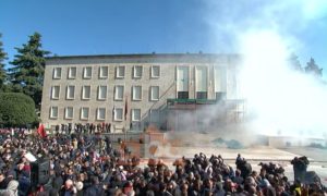 VIDEO – Haos u Tirani: Obračun na protestu, reagovao predsjednik Albanije