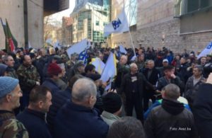 Demobilisani borci ispred zgrade Parlamenta FBiH, blokiran centar Sarajeva
