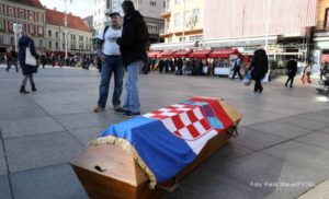 S kovčegom na leđima do zgrade Vlade Hrvatske