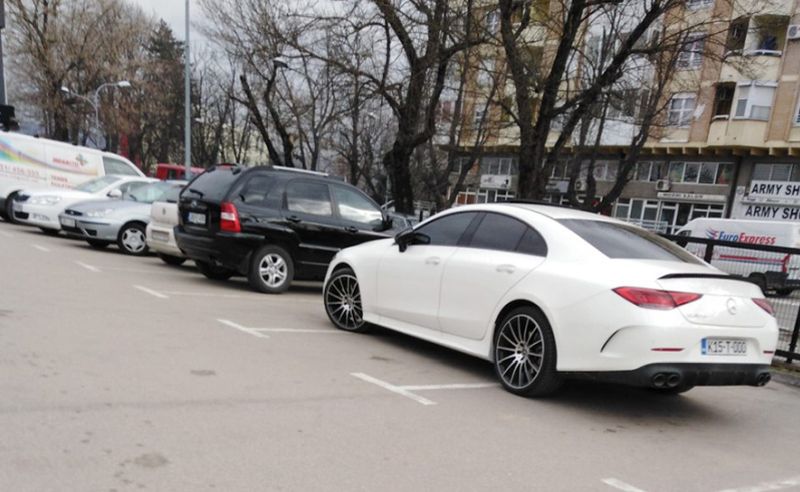 Samo nek’ je bahato: Automobilom zauzeo tri parking mjesta