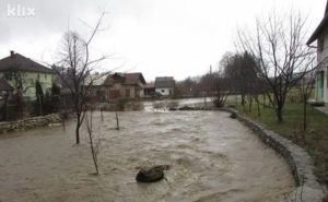 Zbog kiše u BiH izlivene rijeke, poplavljene i uništene kuće, pokrenuta klizišta