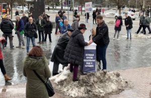 Draško Stanivuković kažnjen zbog štanda, građani peticiju potpisivali na hrpi snijega