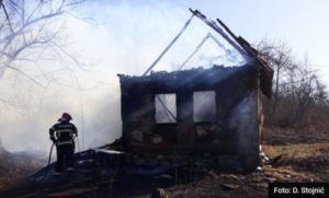 Kuća izgorjela do temelja, vlasnik ostao na ledini