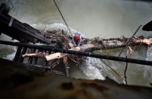 Uklanjanje stabla zaglavljenog na konstrukciji starog mosta u Trapistima