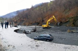 Zenica – Putevi do Bistričaka i Topčić Polja u potpunosti uništeni, mještani probdjeli cijelu noć