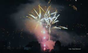 Srpska lista vatrometom slavi ulazak u Gradsko vijeće Mostara VIDEO