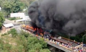 Haos u Venecueli – kamion u plamenu, žrtve na granici sa Brazilom