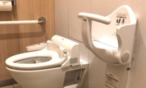 Japanci smislili zidne držače za bebe u toaletima