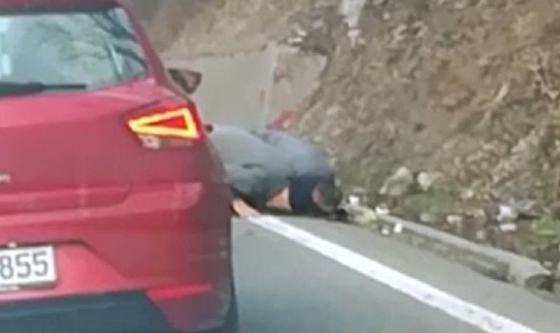 VIDEO – Klanjali ispred tunela Vranduk uprkos kilometarskoj koloni