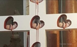 Crkva u Vodicama postavila krst sa fetusima koji krvare