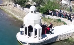Crnogorska vlast ruši srpsku krstionicu na vodi