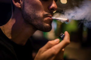 “Vrelina iz cigarete vjerovatno ubija virus”: Pušači teško mogu dimom da prenesu koronu
