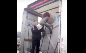 VIDEO – Migranti se zavukli u cisternu na kamionu