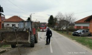 Jedna osoba poginula u sudaru traktora i automobila kod Prijedora