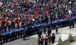 Neredi u Tirani – demonstranti probili zaštitnu ogradu ispred parlamenta