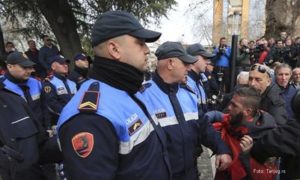 Opsadno stanje u Tirani, demonstranti opkolili parlament