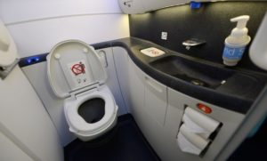 Šta se dogodi kada pustimo vodu u toaletu aviona?