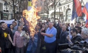 Vojislav Šešelj zapalio zastave EU i NATO