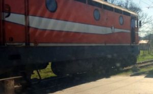 Voz prošao tik pored njih: Neodgovorno ponašanje vozača na putnom prelazu u Banjaluci VIDEO