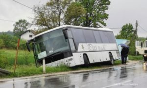 Autobus sletio s magistralnog puta Prijedor – Banjaluka