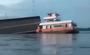 VIDEO – Trajekt srušio most, vozila padala u rijeku