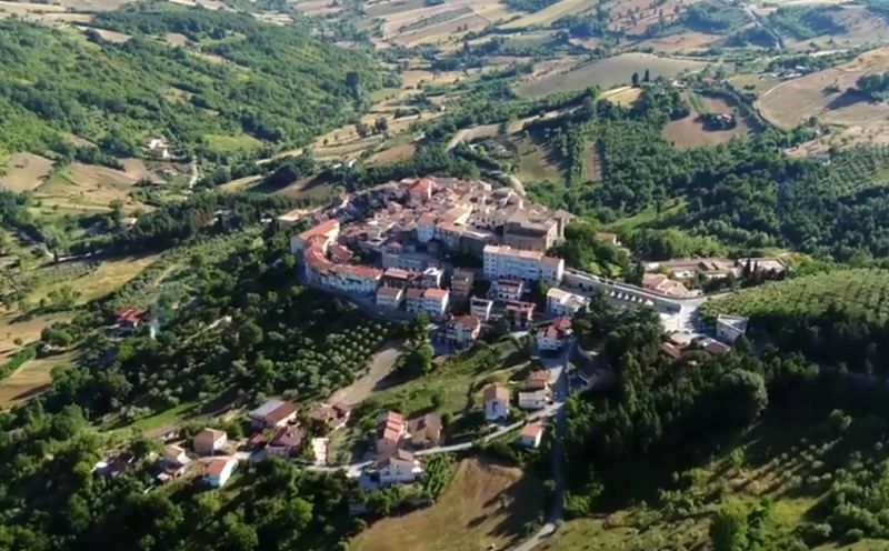 VIDEO – Prodaju kuće za 1€, potrebna je samo lična karta i …