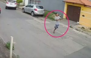 VIDEO – Jednonogi razbojnik skakuće sa pištoljem da bi ukrao auto