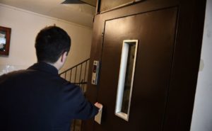 Tragedija u Peći: Muškarac popravljao lift koji je počeo da se kreće, pa poginuo
