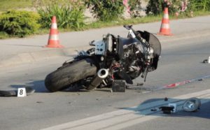 Nesreća na putu Gradiška – Banjaluka: Nakon sudara motocikla i auta, jedna osoba u bolnici