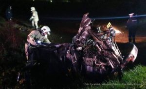 FOTO – Teška saobraćajna nesreća kod Prijedora: ‘BMW’ se raspao od udara, ima poginulih